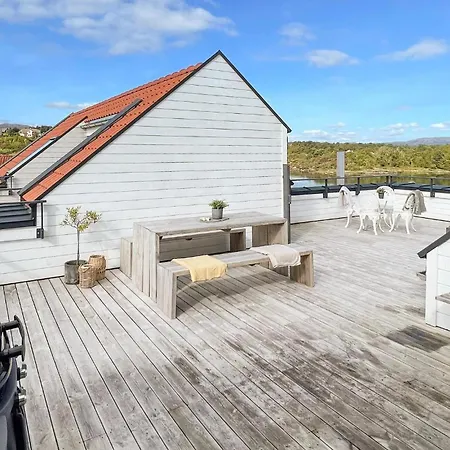 3 Bedroom Cozy In Mosterhamn