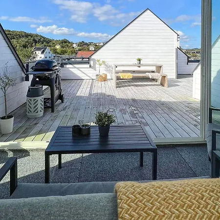 3 Bedroom Cozy In דירה Mosterhamn