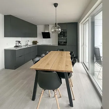 דירה 3 Bedroom Cozy In