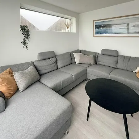 3 Bedroom Cozy In דירה Mosterhamn