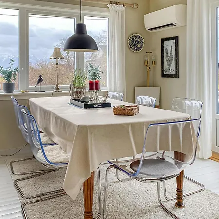 Apartment 3 Bedroom Cozy In Myklebost Myklebost (Haroya)