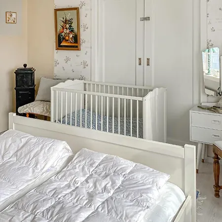 3 Bedroom Cozy In Myklebost Apartment