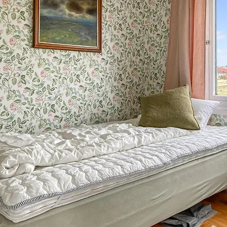 Apartment 3 Bedroom Cozy In Myklebost