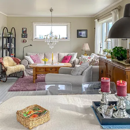 Apartment 3 Bedroom Cozy In Myklebost