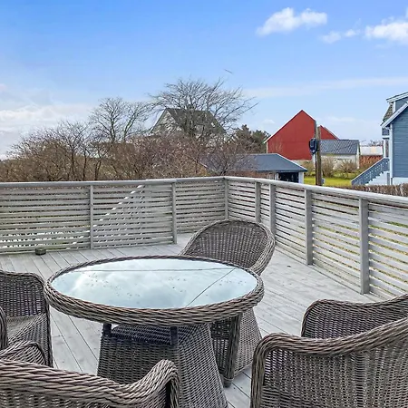 3 Bedroom Cozy In Myklebost Apartment