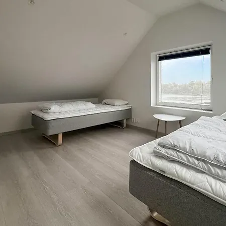 3 Bedroom Cozy In شقة Mosterhamn